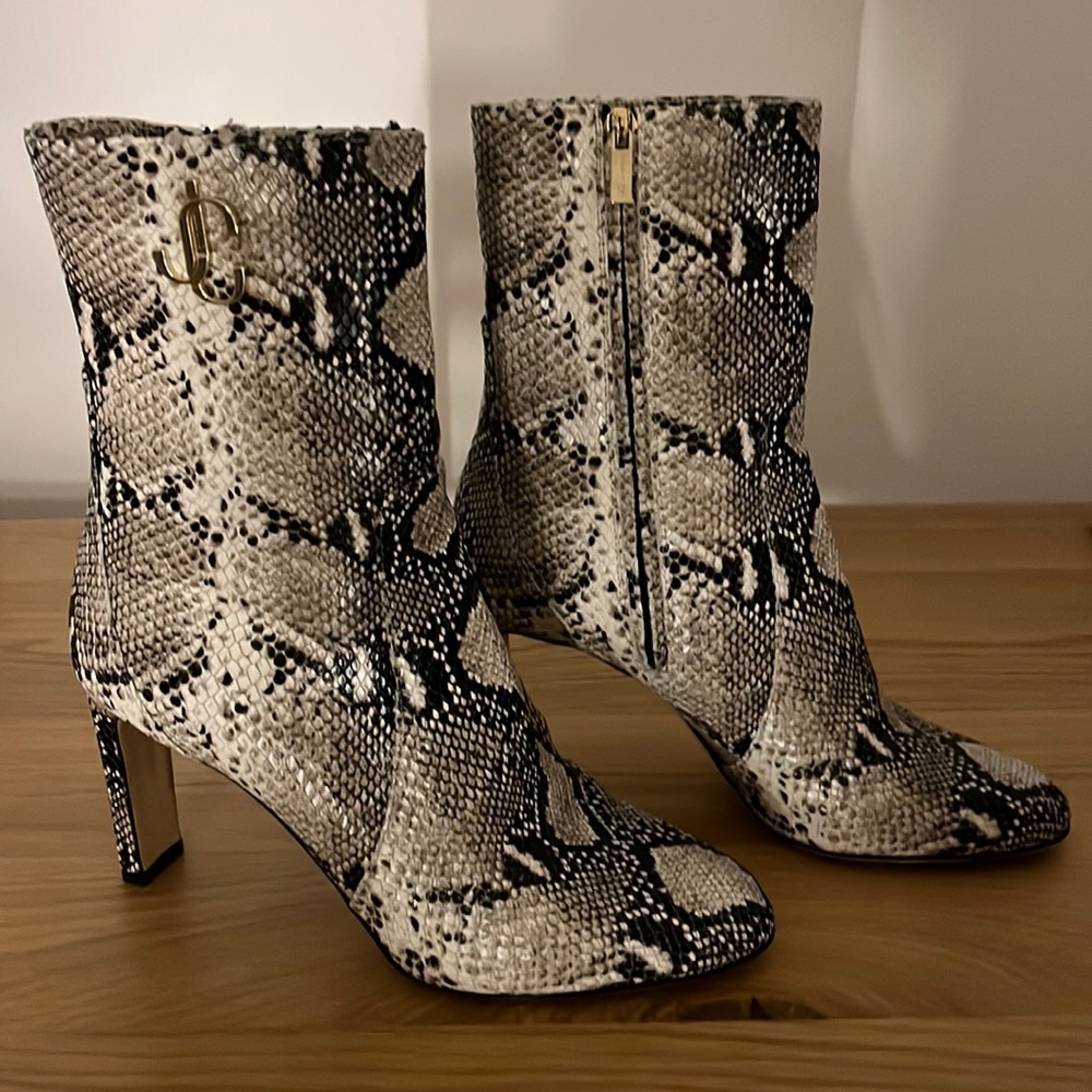 Jimmy Choo boots in snake print beige and black. Size 39. Only worn once!